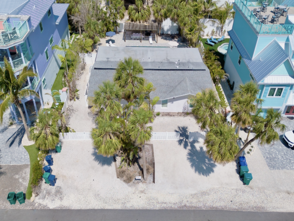 2 minute walk to beach West of Gulf Drive North end